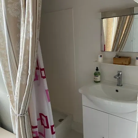 Maison Amoraina לינה וארוחת בוקר